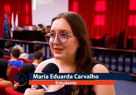 Imagem da aluna Maria Eduarda Carvalho sendo entrevistada pela equipe de jornalismo do Observatório
