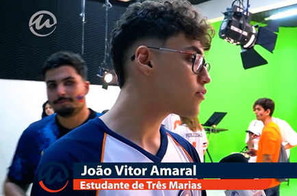 Imagem do aluno João Vitor Amaral sendo entrevistado pela equipe de jornalismo do Observatório