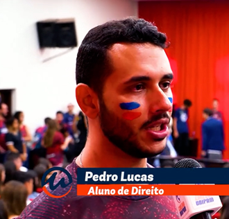 Imagem do aluno Pedro Lucas sendo entrevistado pela equipe de jornalismo do Observatório